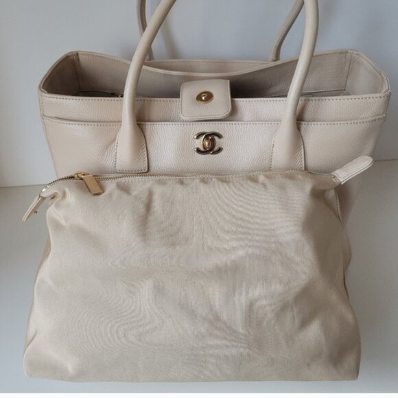 CHANEL Set Beige Tote and Insert - Picture 3 of 16